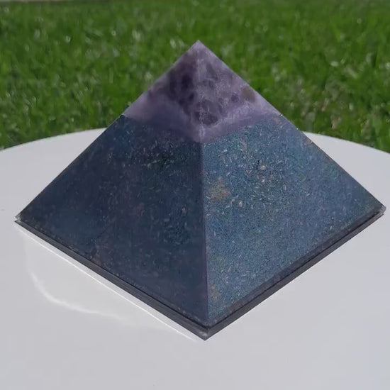 Pirámide Orgonita con Punta de Amatista 120mm Base | Energía Positiva, Protección y Decoración Espiritual