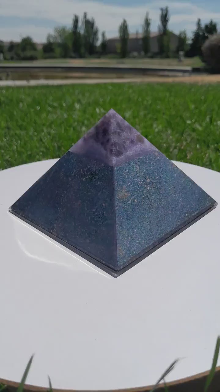 Pirámide Orgonita con Punta de Amatista 120mm Base | Energía Positiva, Protección y Decoración Espiritual