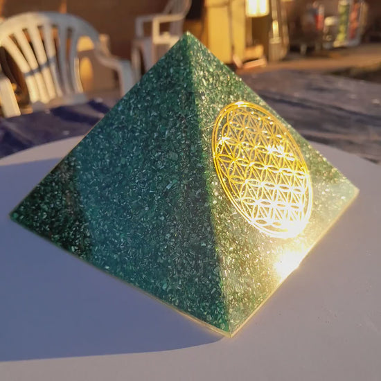 Pirámide Orgonita Flor de la Vida Verde 140 mm – Protección EMF, Energía Positiva y Decoración Espiritual Hecha a Mano
