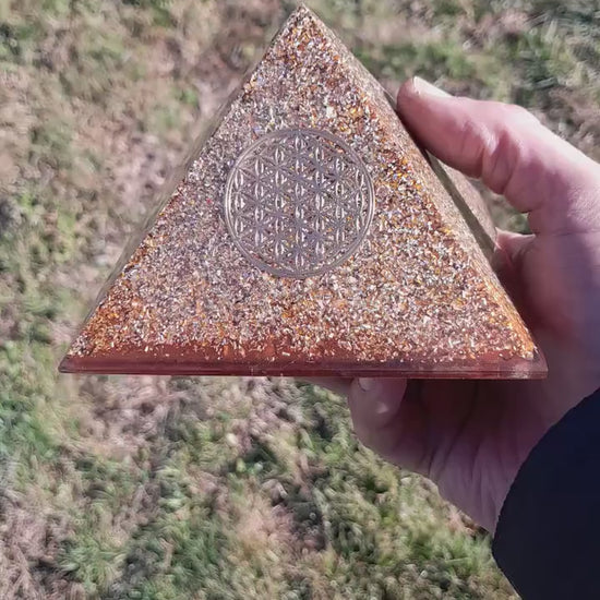 Pirámide Orgonita Flor de la Vida- 120mm Base | Energía Positiva, Protección y Decoración Espiritual