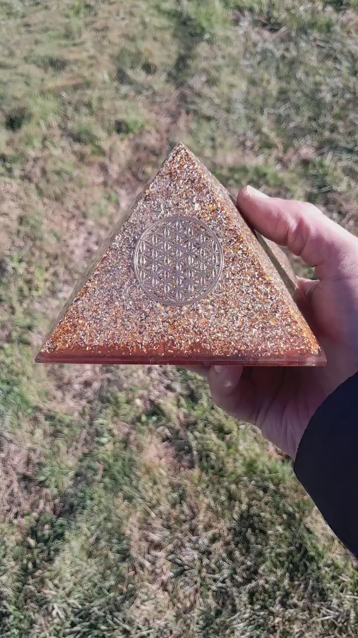 Pirámide Orgonita Flor de la Vida- 120mm Base | Energía Positiva, Protección y Decoración Espiritual