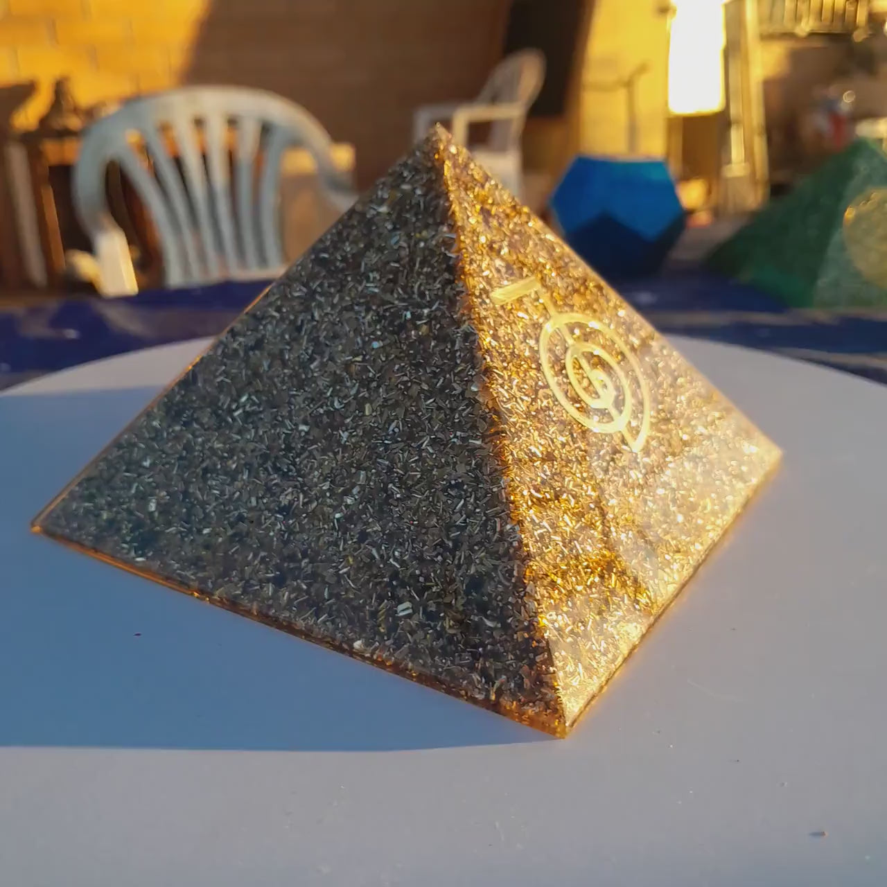 Pirámide Orgonita Básica 90 mm – Protección EMF/5G, Energía Positiva y Armonía Diaria Hecha a Mano