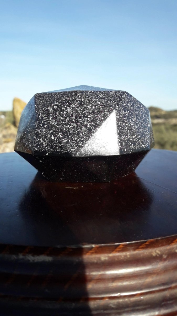 Domo de Orgonita con Shunguita y Brillos Violetas - Mundo Orgon