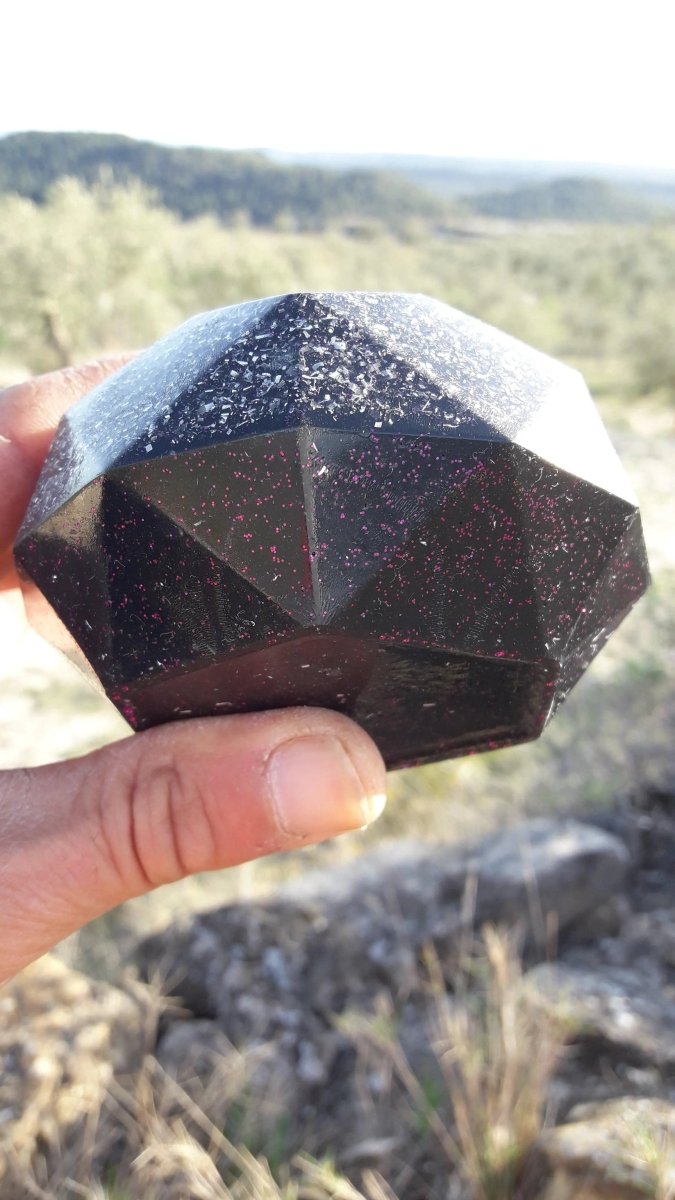 Domo de Orgonita con Shunguita y Brillos Violetas - Mundo Orgon