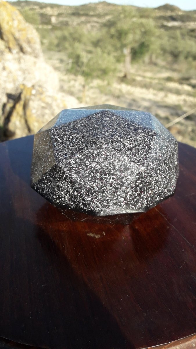 Domo de Orgonita con Shunguita y Brillos Violetas - Mundo Orgon