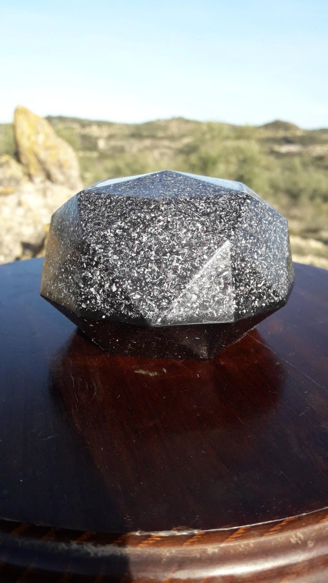 Domo de Orgonita con Shunguita y Brillos Violetas - Mundo Orgon