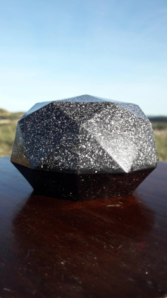 Domo de Orgonita con Shunguita y Brillos Violetas - Mundo Orgon